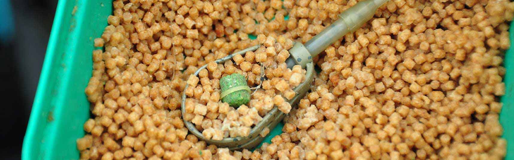 Vissen aan de waterkant met een vaste hengel