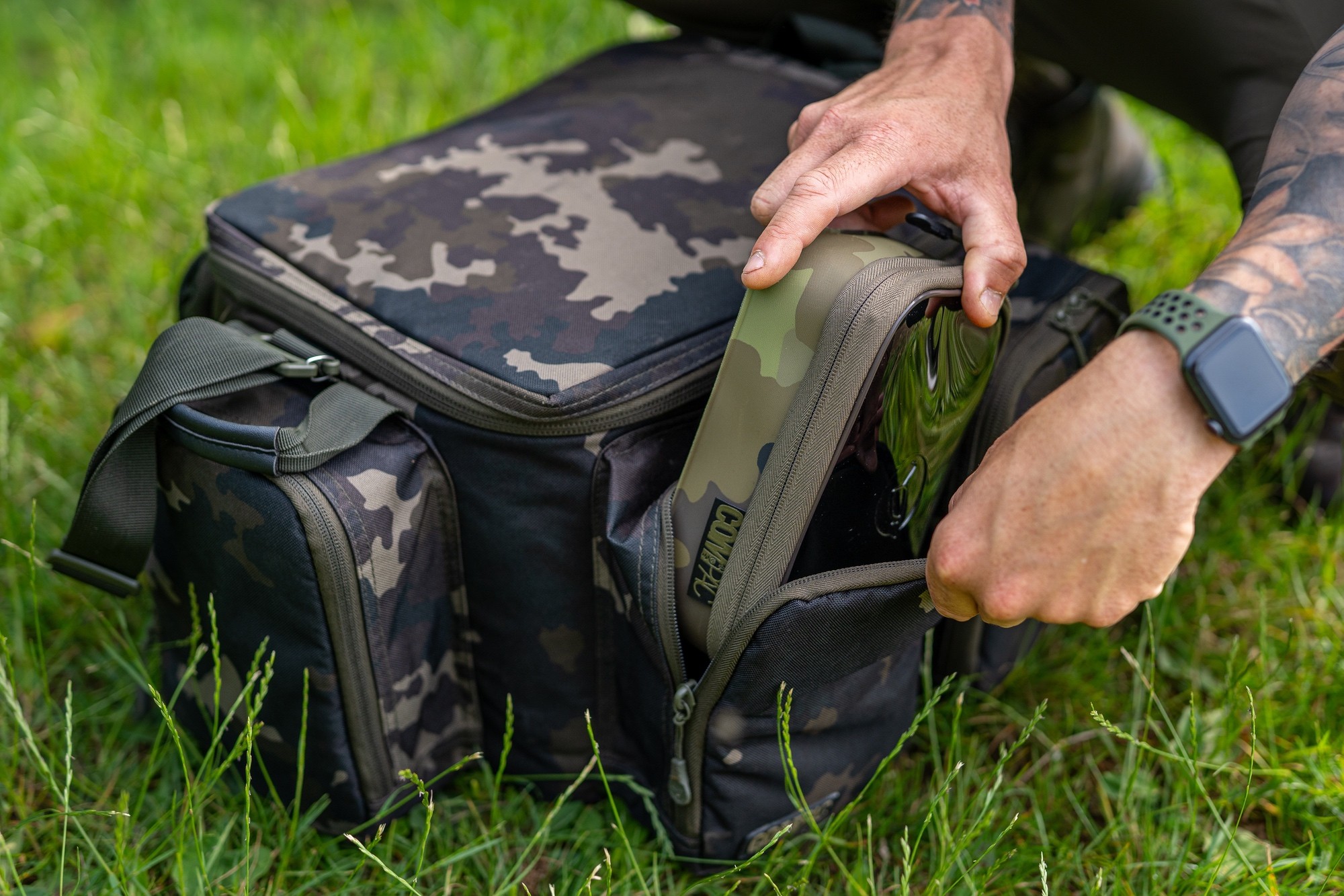 Korda Compac Dark Kamo Medium Carryall 