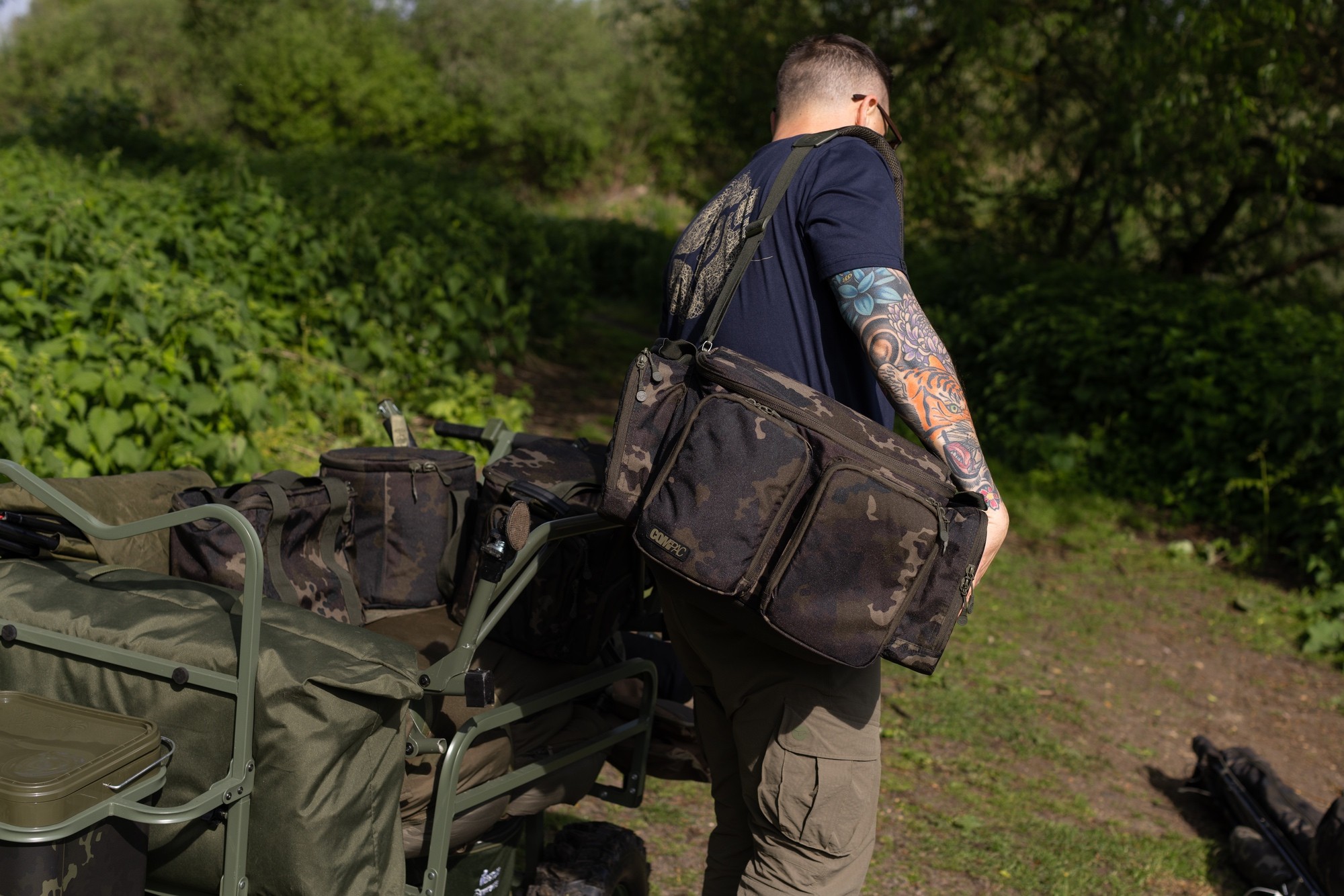 Korda Compac Dark Kamo Medium Carryall 
