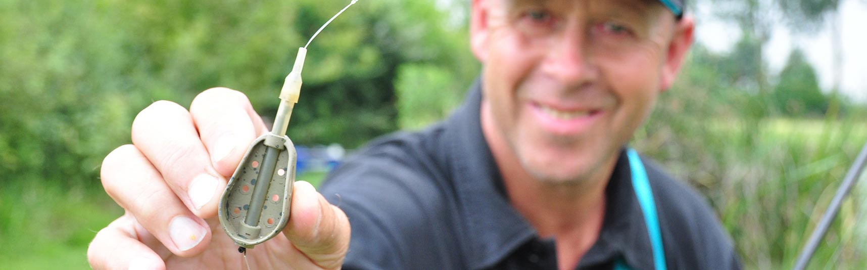 Vissen aan de waterkant met een vaste hengel